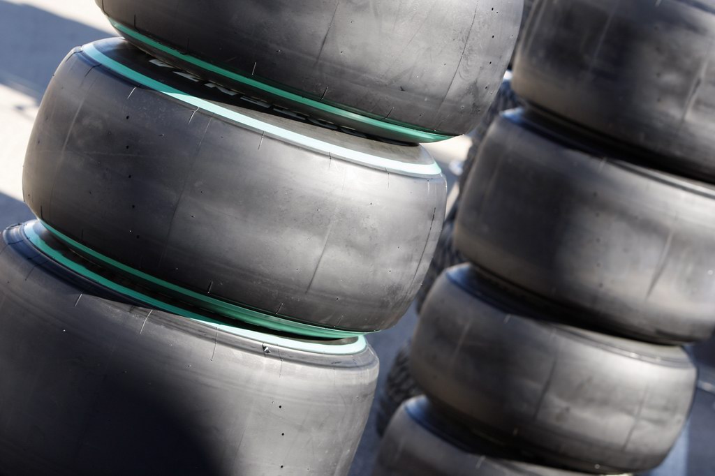 Test Valencia primi km, 2010 Formula One Testing.
Valencia, Spain. 31st January 2010.
Bridgestone Tyres are prepared for the first test of 2010..
World Copyright: Alastair Staley/LAT Photographic 
ref: Digital Image _O9T2608